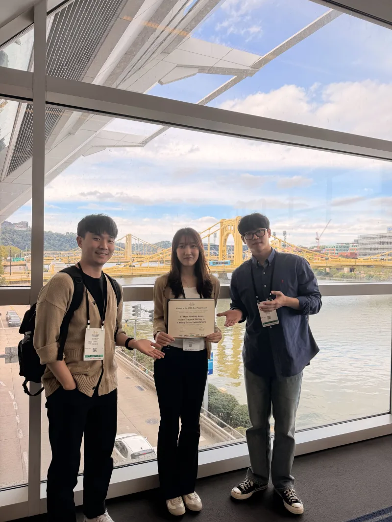 APRL members with the award certificate